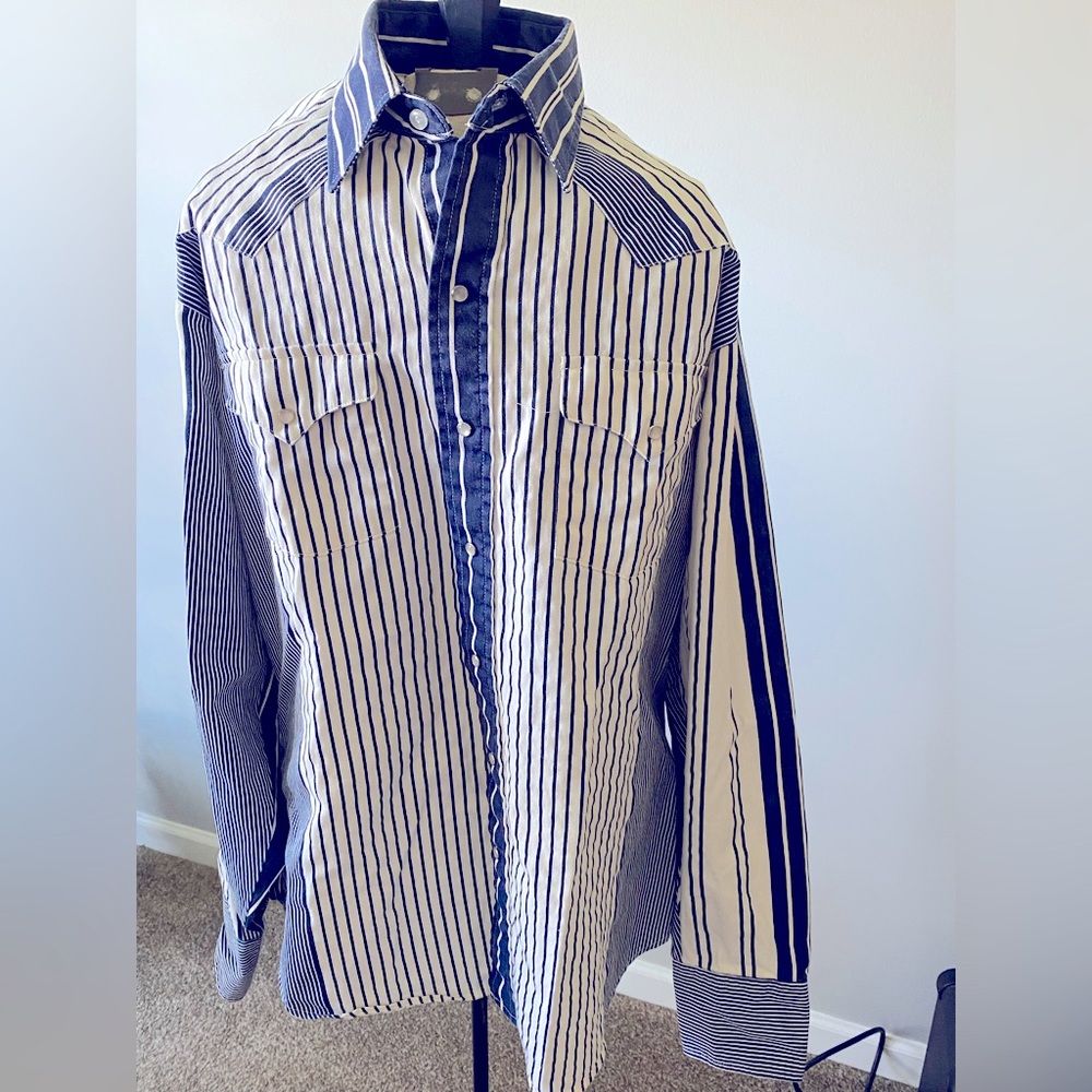 Vintage panhandle, slim navy blue cream with pearl buttons snaps. Size 16 1/2.